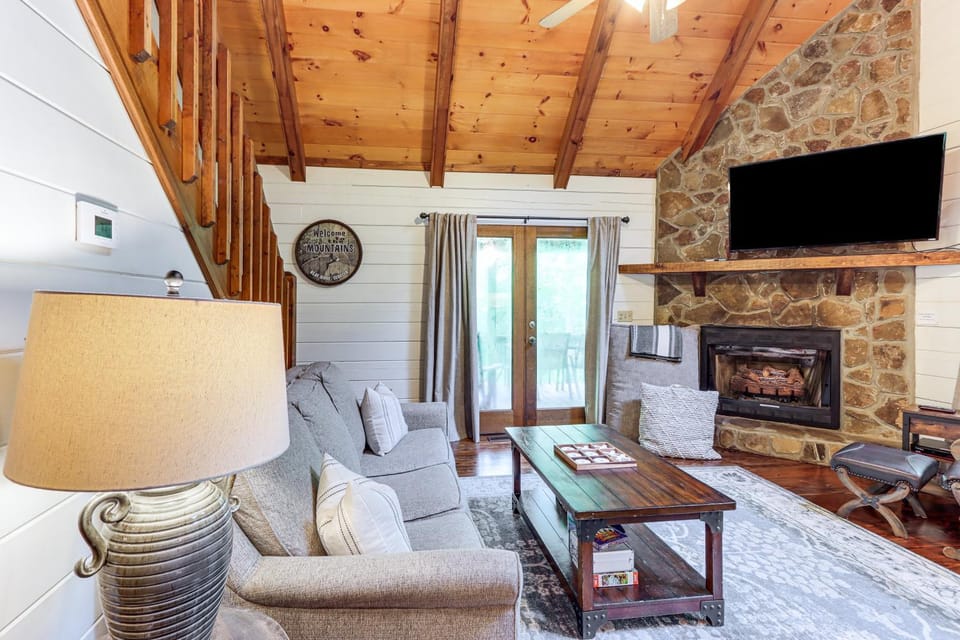 Creek Front Cabin w/ Hot Tub+Fire Pit Cabin in Georgia