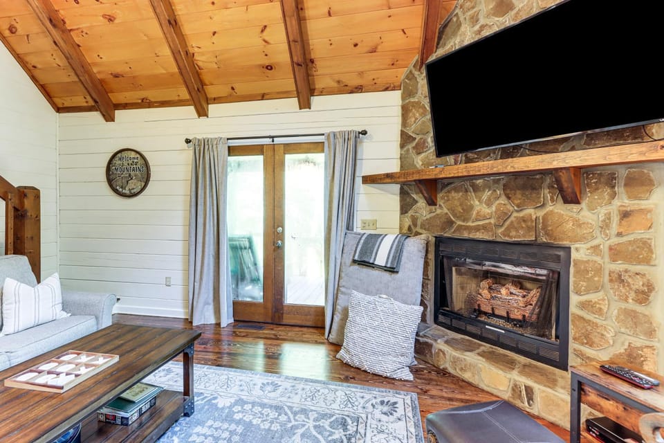 Creek Front Cabin w/ Hot Tub+Fire Pit Cabin in Georgia