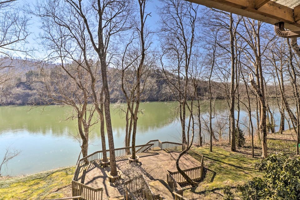 Renovated Riverfront Retreat w/ Deck & Grill! House in Arkansas