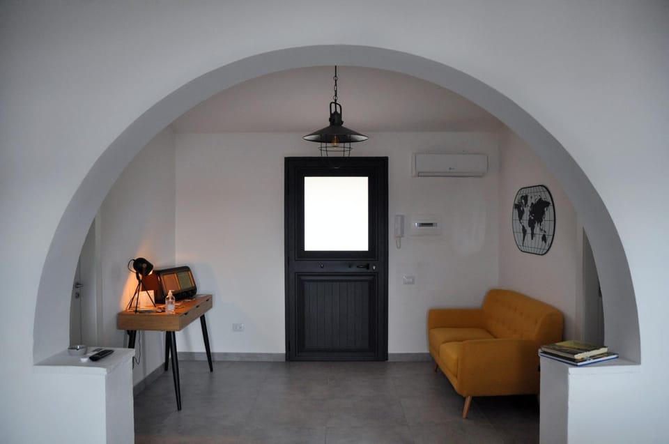 Communal lounge/ TV room, TV and multimedia, Living room, Seating area, internet, air conditioner
