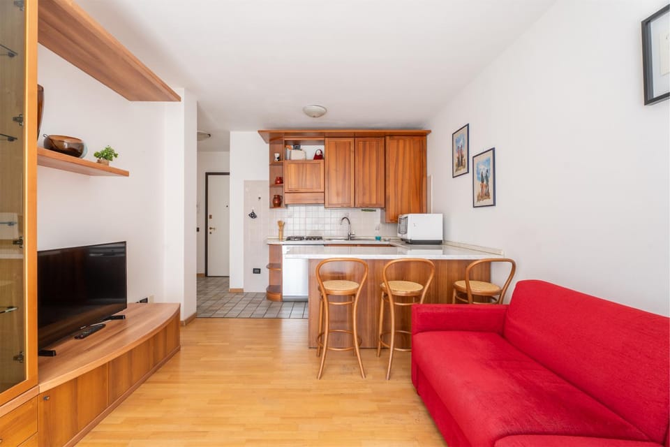Kitchen or kitchenette, Living room, Seating area, Dining area, stove