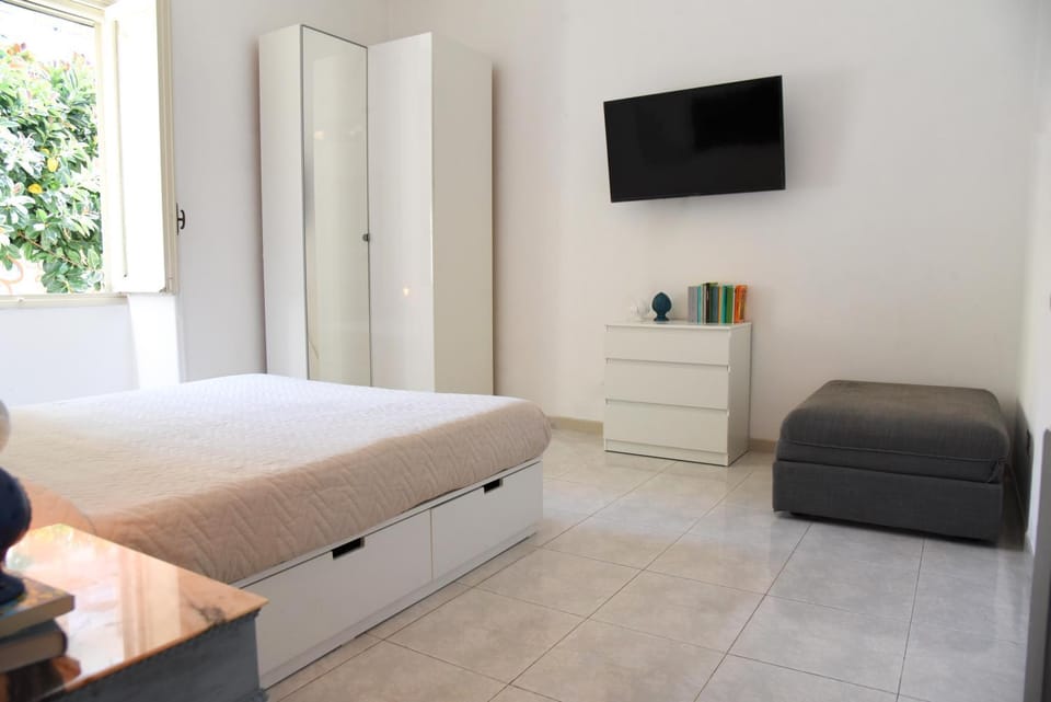 Bed, TV and multimedia, Bedroom