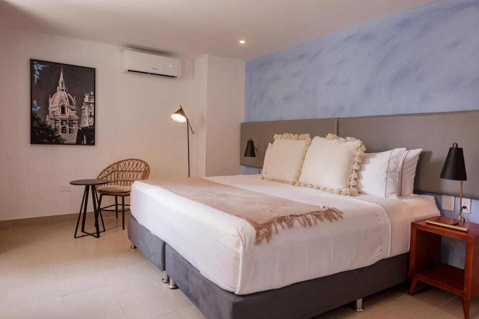 Bed, Living room, Photo of the whole room, Inner courtyard view