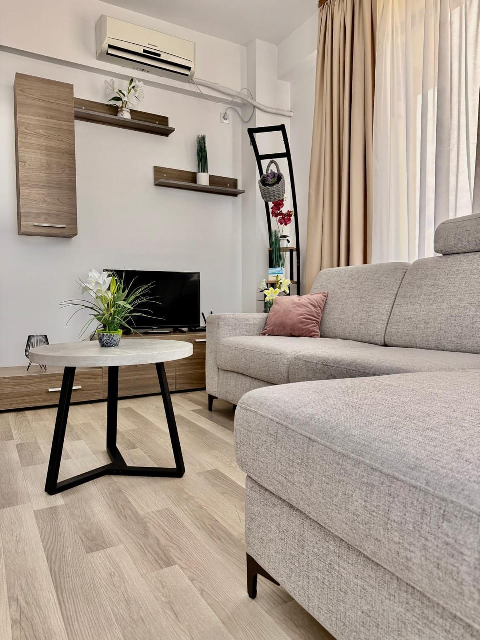 TV and multimedia, Living room, Seating area, air conditioner