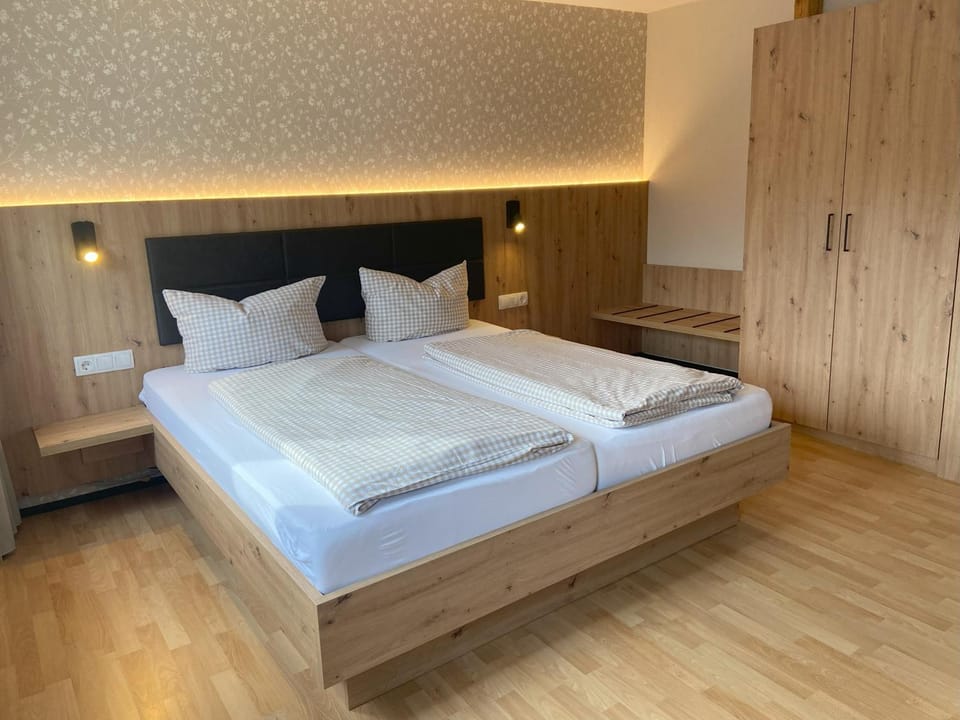 Photo of the whole room, Bedroom, wardrobe