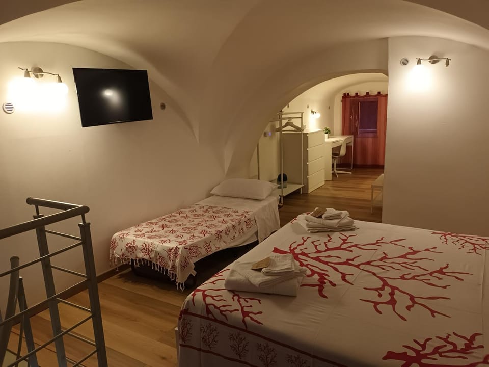 Bed, TV and multimedia, Bedroom