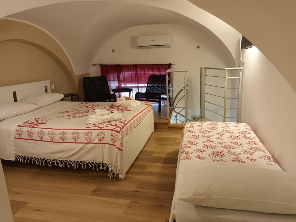 Bed, Photo of the whole room, Bedroom, air conditioner