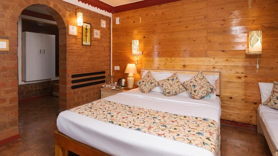 Bed, Photo of the whole room, Seating area, Bedroom