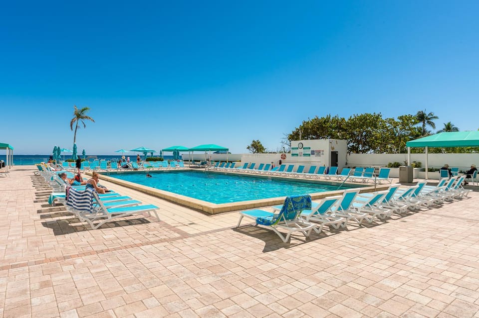 Pool view, Sea view