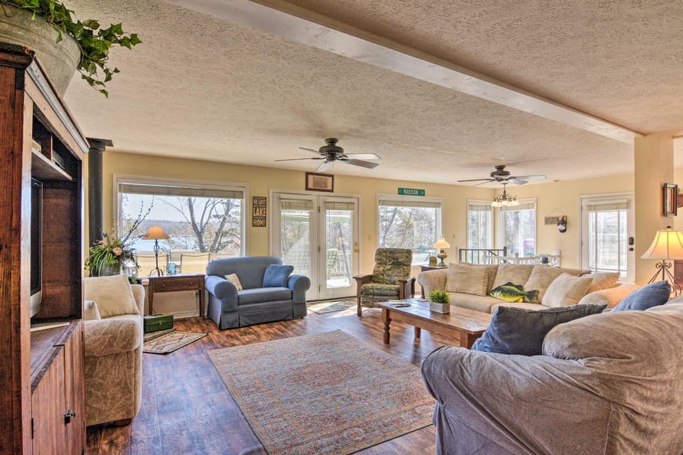 Lakefront Table Rock Getaway with Private Swim Dock! House in Table Rock Lake