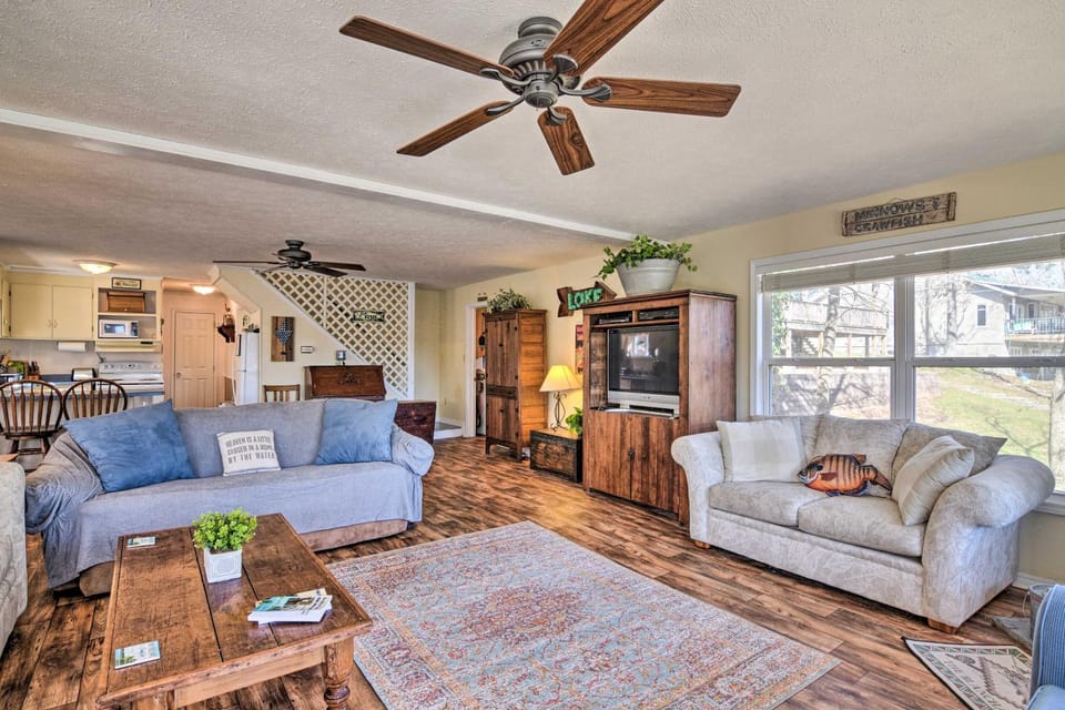 Lakefront Table Rock Getaway with Private Swim Dock! House in Table Rock Lake