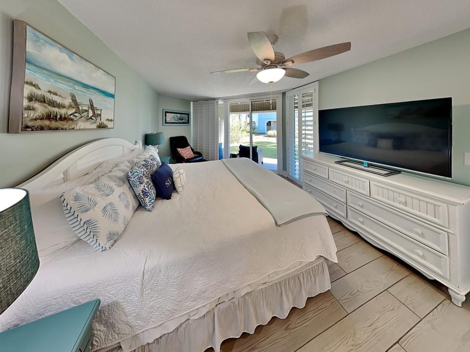 Bed, TV and multimedia, Balcony/Terrace, Seating area, Bedroom, furniture