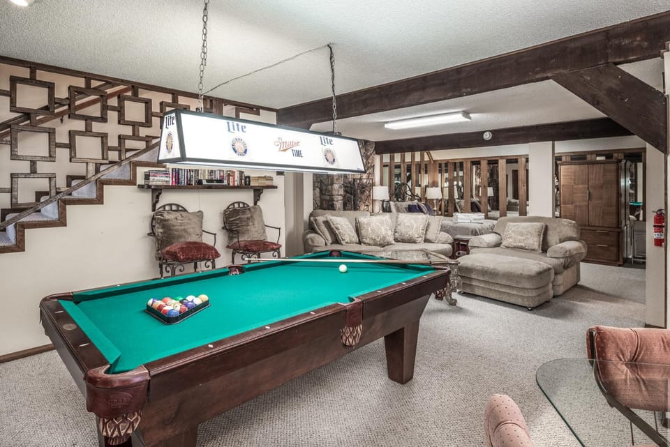 Billiard, Game Room, Living room, Seating area, furniture