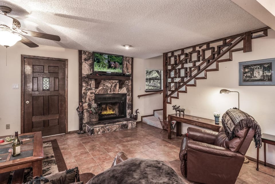 TV and multimedia, Living room, Seating area, fireplace, furniture