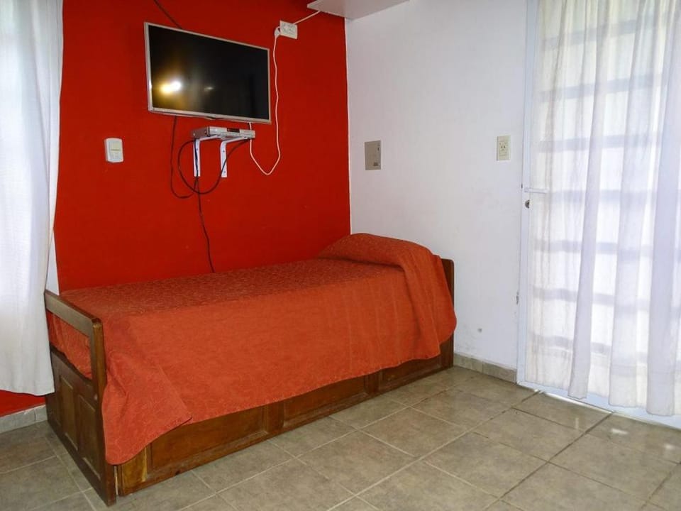 Communal lounge/ TV room, Bed, TV and multimedia