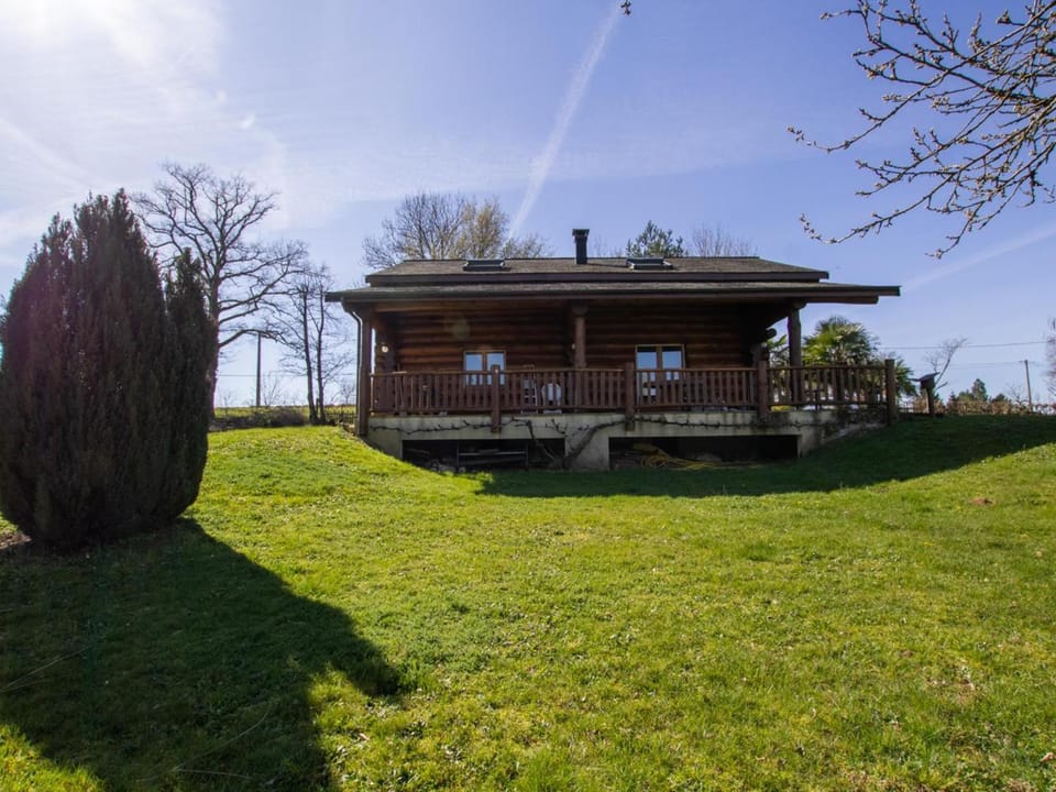 Chalet confortable au bord d'un étang à Dussac - FR-1-616-72 House in Nouvelle-Aquitaine