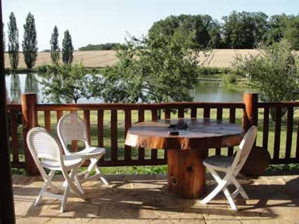 Chalet confortable au bord d'un étang à Dussac - FR-1-616-72 House in Nouvelle-Aquitaine