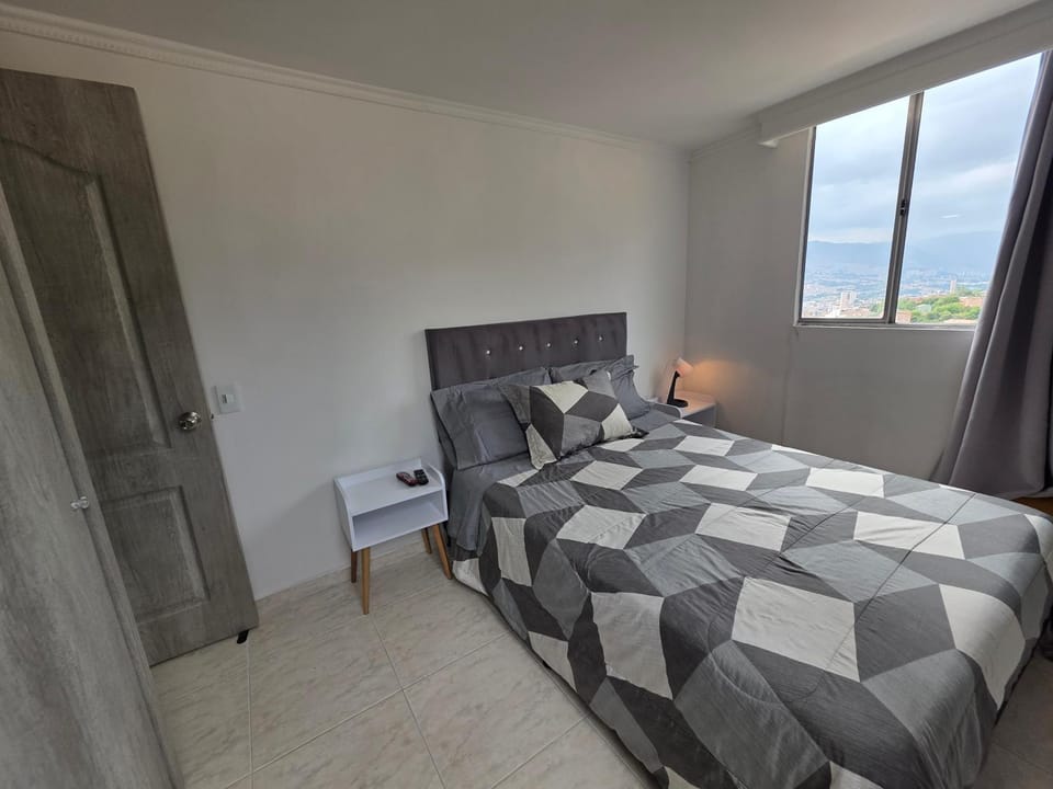 Apartamento vistas lindas cerca centro Apartment in Medellin