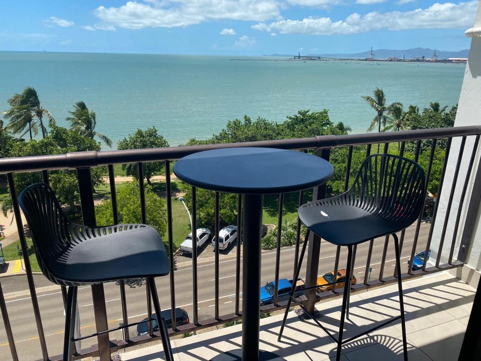 Absolute Strand Oceanfront & Views & Pool u601 Apartment in Queensland