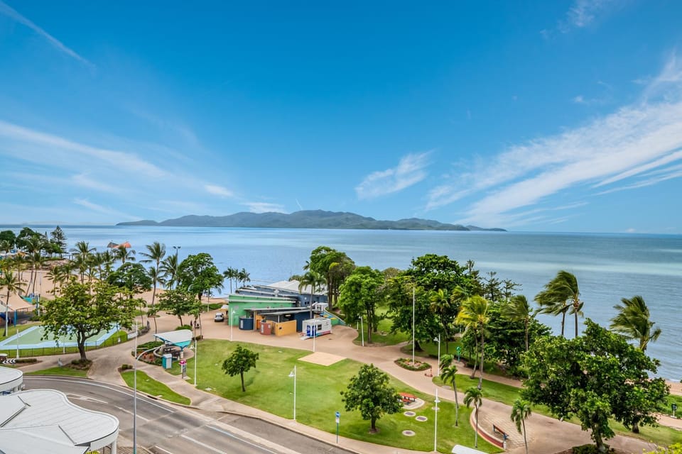 Absolute Strand Oceanfront | Views • Pool Apartment in Queensland