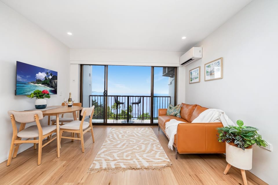 Absolute Strand Oceanfront | Views • Pool Apartment in Queensland