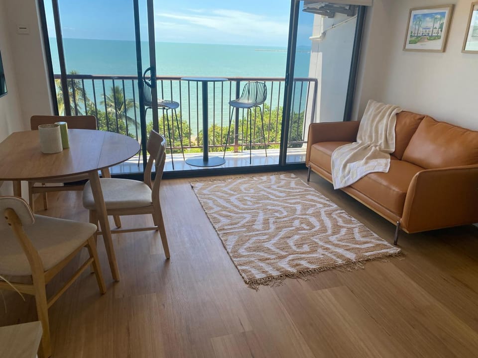 Absolute Strand Oceanfront & Views & Pool u601 Apartment in Queensland