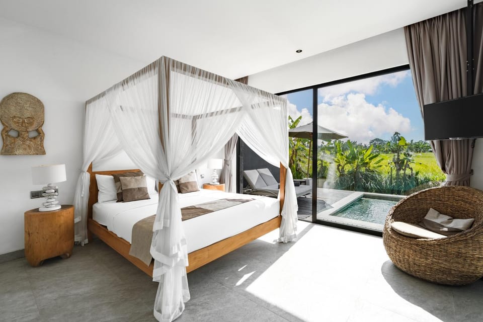 Bed, TV and multimedia, View (from property/room), Bedroom, Pool view, internet, air conditioner
