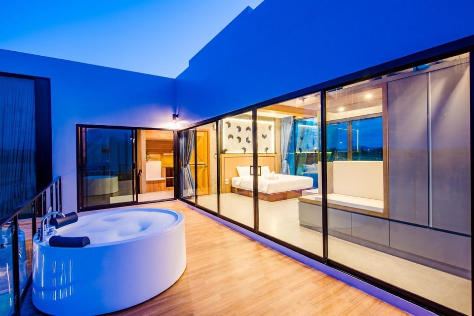 Hot Tub, Hot Tub, Balcony/Terrace, Bedroom, Bath