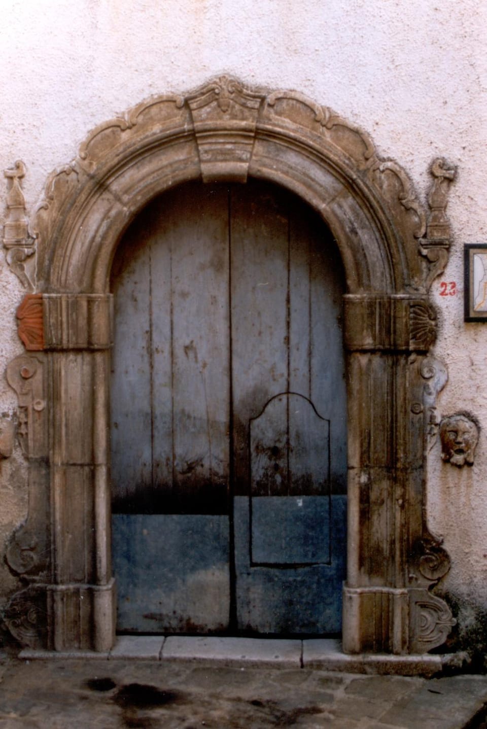 Nearby landmark, Facade/entrance