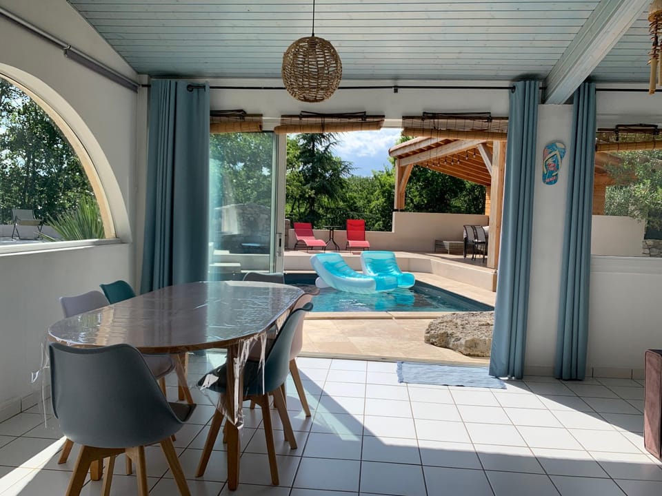 Gîte avec piscine privée au coeur d'une forêt de chênes proche de Vallon Pont d'Arc House in Provence-Alpes-Côte d'Azur