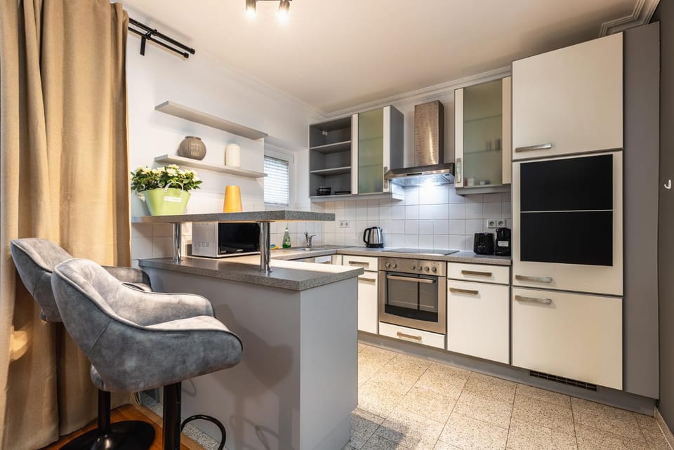 Kitchen or kitchenette, Seating area, Dining area, minibar, pet friendly