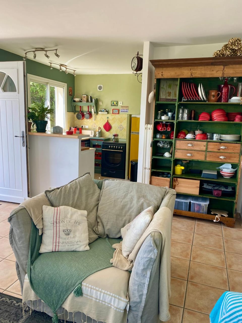 Communal lounge/ TV room, Kitchen or kitchenette, stove, kitchen