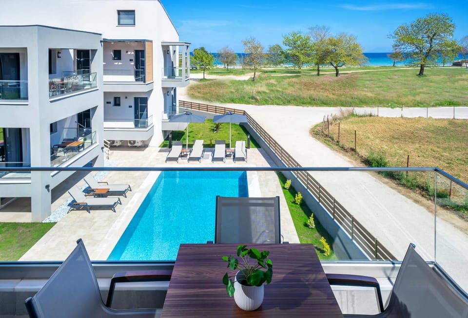 Balcony/Terrace, Pool view, Swimming pool