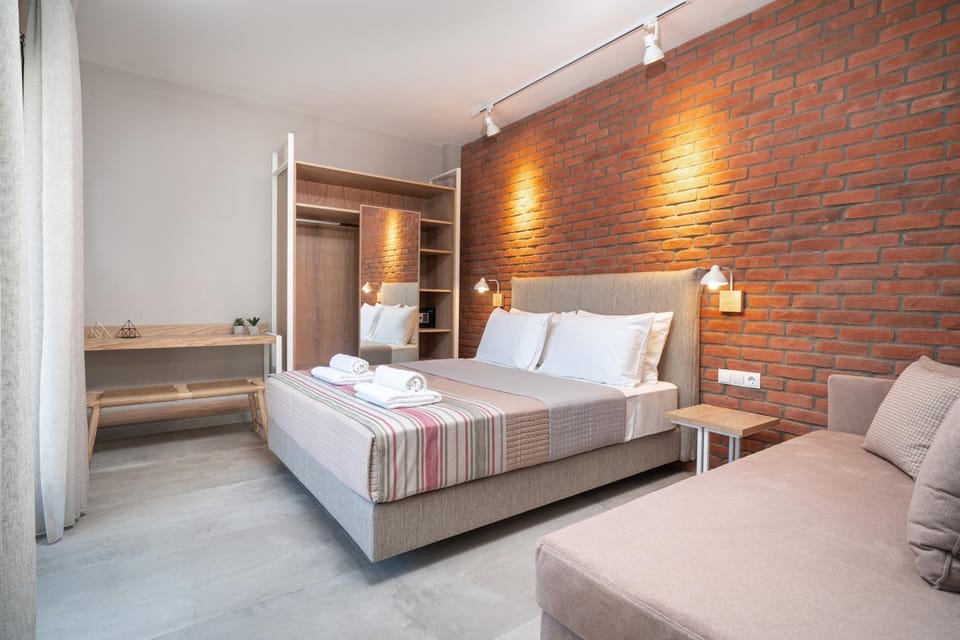 Bed, Photo of the whole room, Pool view, Sea view