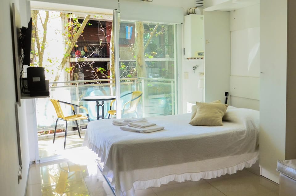 Bed, TV and multimedia, Photo of the whole room, Bedroom, City view, Quiet street view, towels, air conditioner