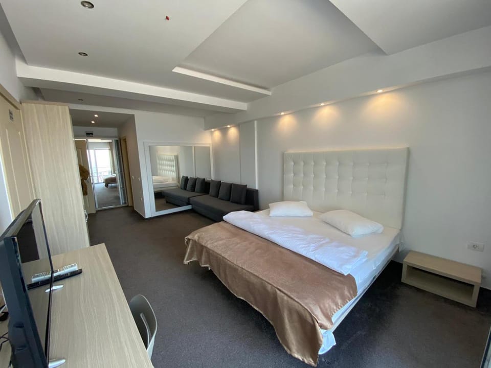 Photo of the whole room, Sea view