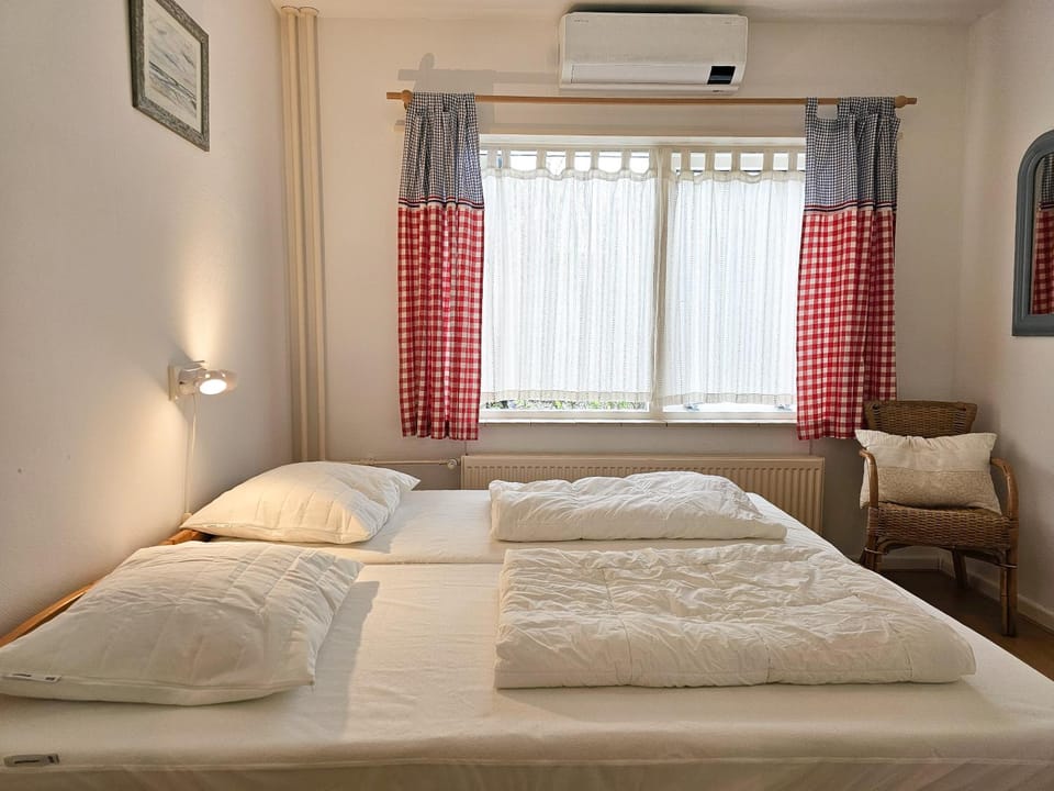 Bedroom, air conditioner