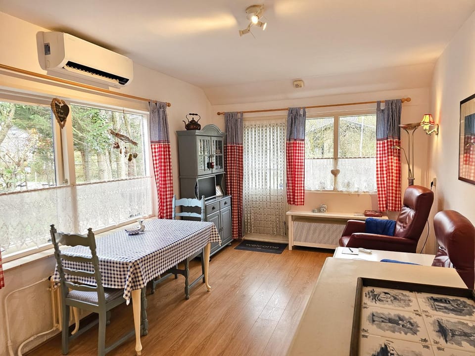 Seating area, Dining area, air conditioner