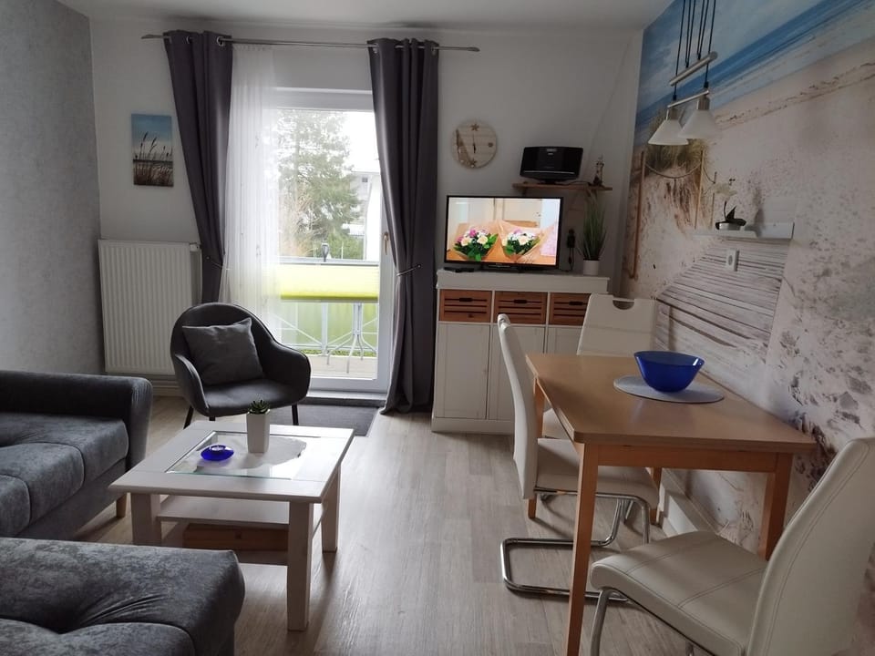 TV and multimedia, Living room, Seating area, Dining area