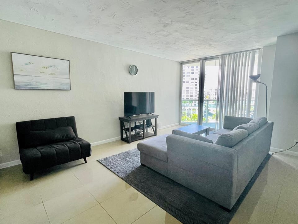 Spacious 1BR on the Beach, The Tides, Hollywood,FL Apartment in Hollywood Beach