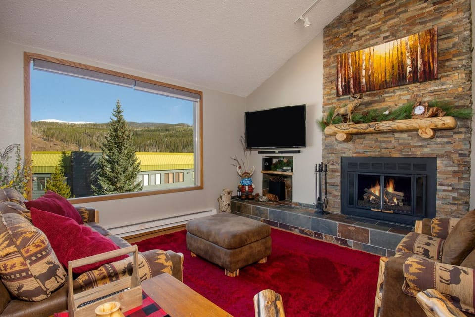 Day, TV and multimedia, View (from property/room), Living room, Seating area, Mountain view, fireplace, furniture