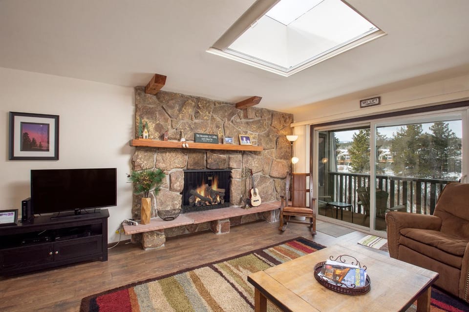 Day, TV and multimedia, Balcony/Terrace, Living room, fireplace, furniture