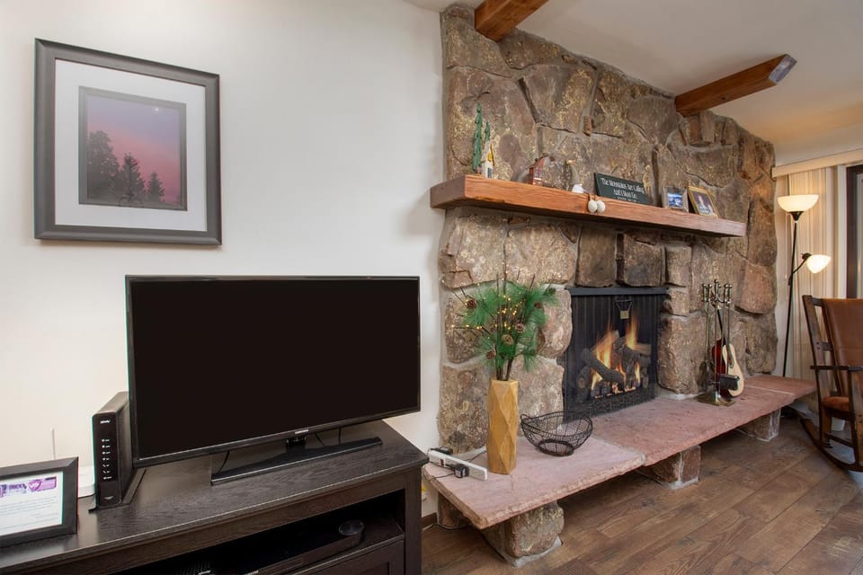 TV and multimedia, Living room, fireplace, furniture