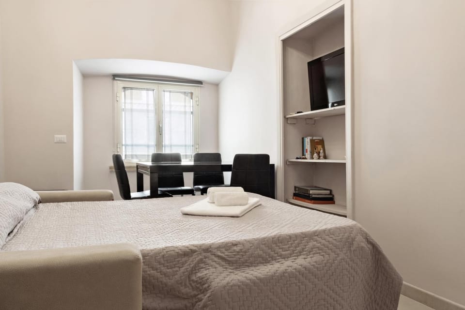 TV and multimedia, Photo of the whole room, Seating area, Dining area, Bedroom