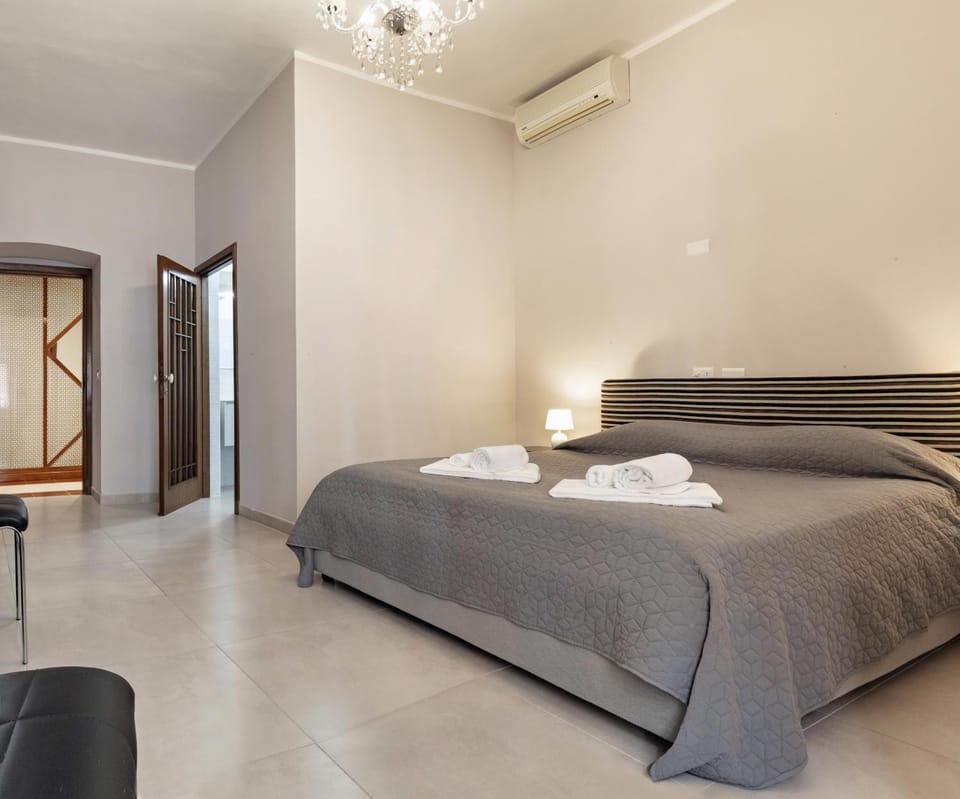 Bed, Photo of the whole room, towels