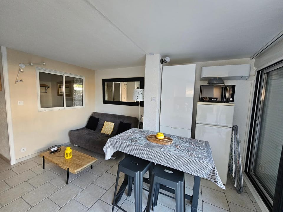 Cap d'Agde - Résidence Estivales - proche naturiste - Terrasse - Wifi - Parking - Piscine - Clim Apartment in Agde