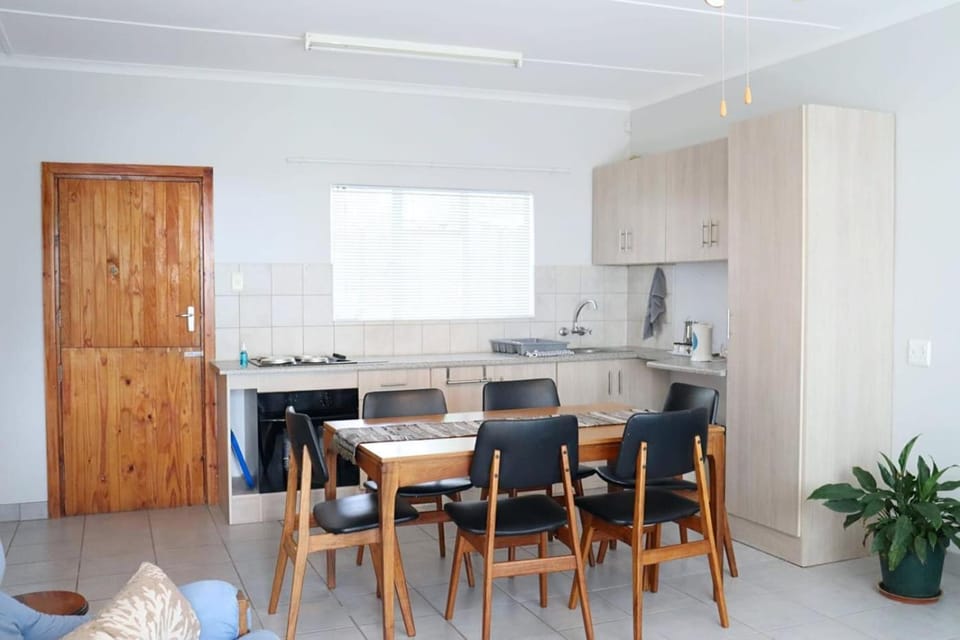 Kitchen or kitchenette, Dining area, stove