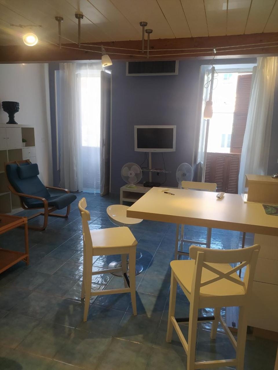 TV and multimedia, Living room, Seating area, Dining area