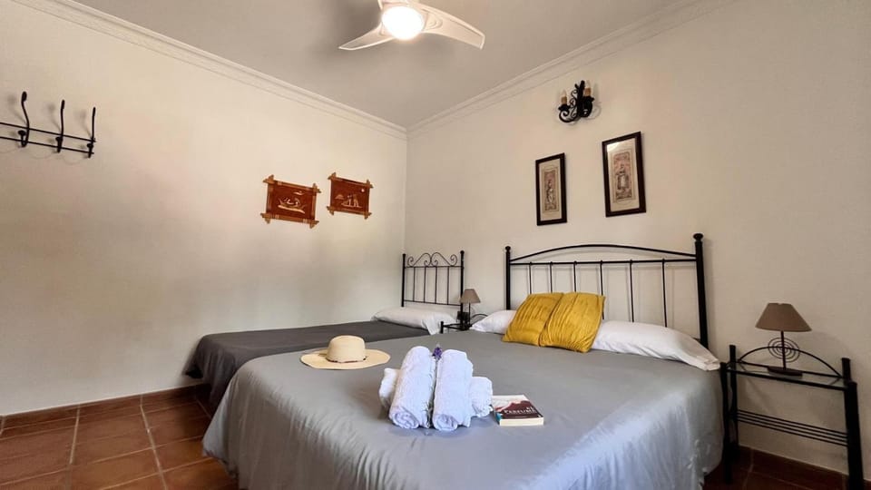Bed, Photo of the whole room, Bedroom, fireplace