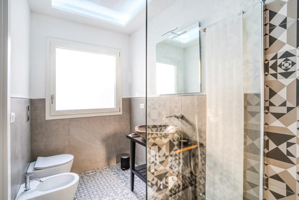 Shower, Toilet, Bathroom, bidet, towels